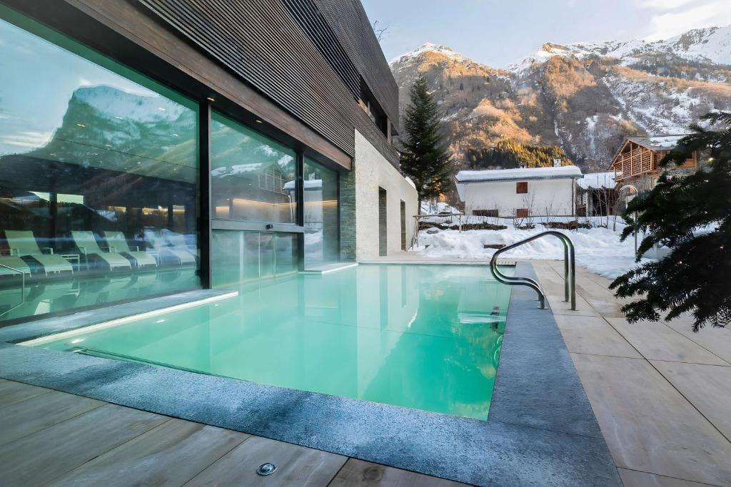 NH Collection Alagna Mirtillo Rosso - Tap to explore photos