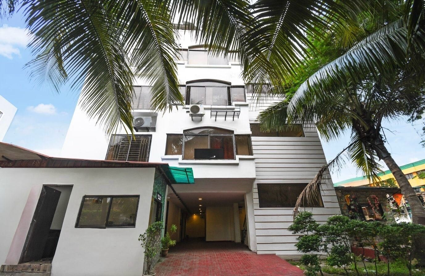 Townhouse Oak Howrah Junction Kolkata - Tap to explore photos