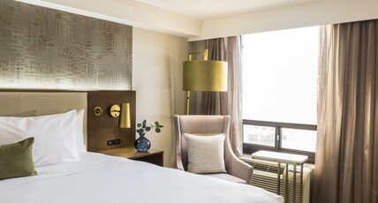 Crowne Plaza TORONTO AIRPORT Room Type - 1 King Bed Junior Suite Sofa Bed