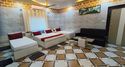 Hotel Dreamland Room Type - Super Deluxe AC (1 Double and 2 Single Bed) Hotel Dreamland Room Type - Super Deluxe AC (1 Double and 2 Single Bed)