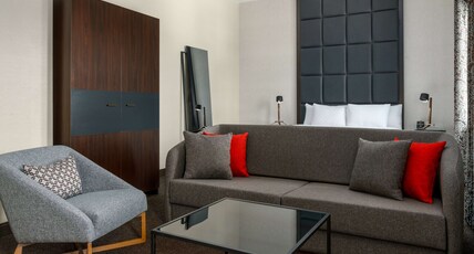 Joinery Hotel Pittsburgh, Curio Collection by Hilton Room Type - 1 KING BED JUNIOR SUITE