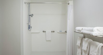 Holiday Inn Express Hotel & Suites Saint John Harbour Side Room Type - 1 Qn Stndrd Mobil Acc Roll In Shwr