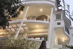 Karuna Villa Versailles