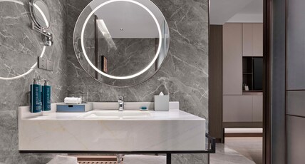 DoubleTree by Hilton Yantai Golden Coast Hotel & Suites Room Type - KING GUEST ROOM SEA VIEW