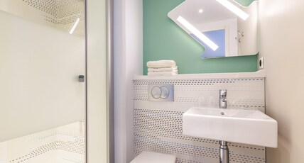 Ibis budget Saint- Room Type - TRIPLE: room with a double bed and a retractable bed Ibis budget Saint- Room Type - TRIPLE: room with a double bed and a retractable bed