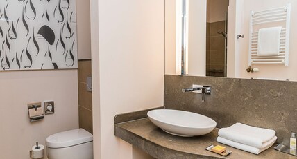 DoubleTree by Hilton Hotel Oradea Room Type - KING BED GUEST ROOM
