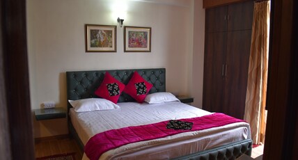 VAN CHUM Room Type - Super Deluxe With Balcony