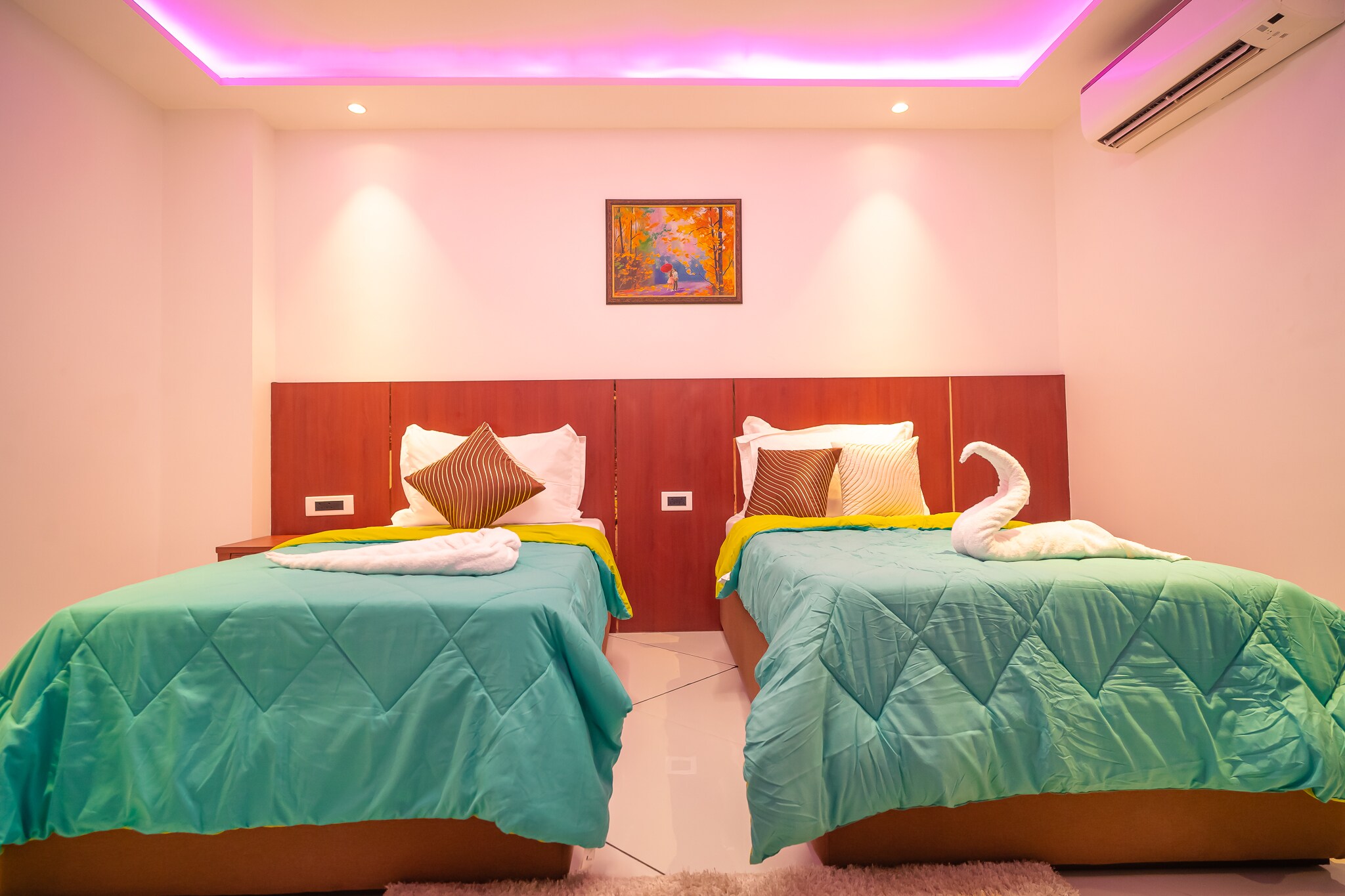 Grand 6BHK by J60 Suites - Tap to explore photos