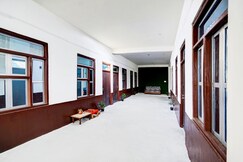 SPOT ON by OYO Hotel Lakshya Ghatampur