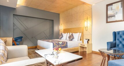 Hotel Central Park Nearby Dal Lake Room Type - Royal Suite With Jacuzzi and Balcony