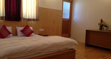 Radhu's Boutique Inn | Rooms & Restaurant Room Type - Quad Room With Glacier View