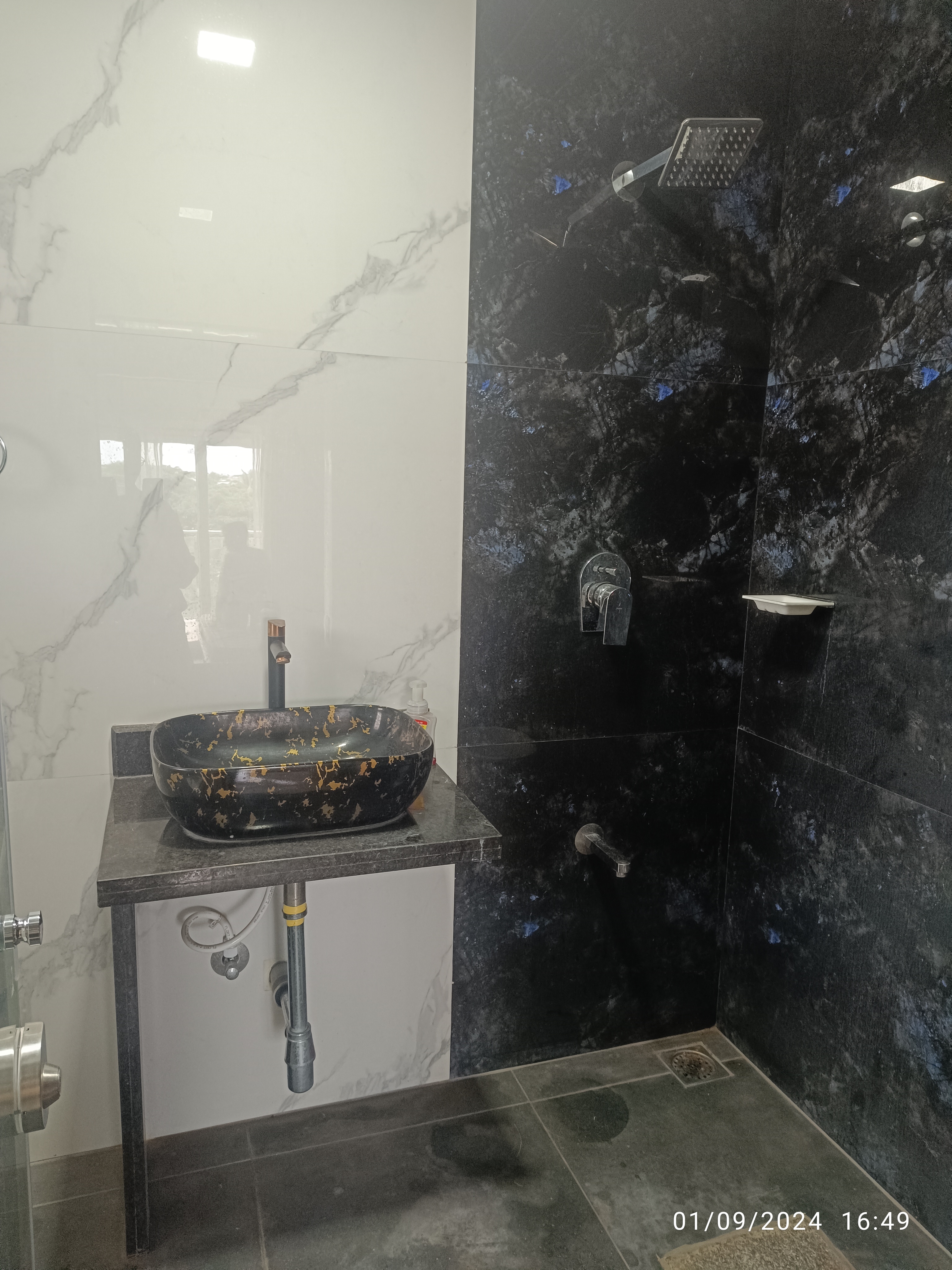 Ekaant - Tap to explore photos