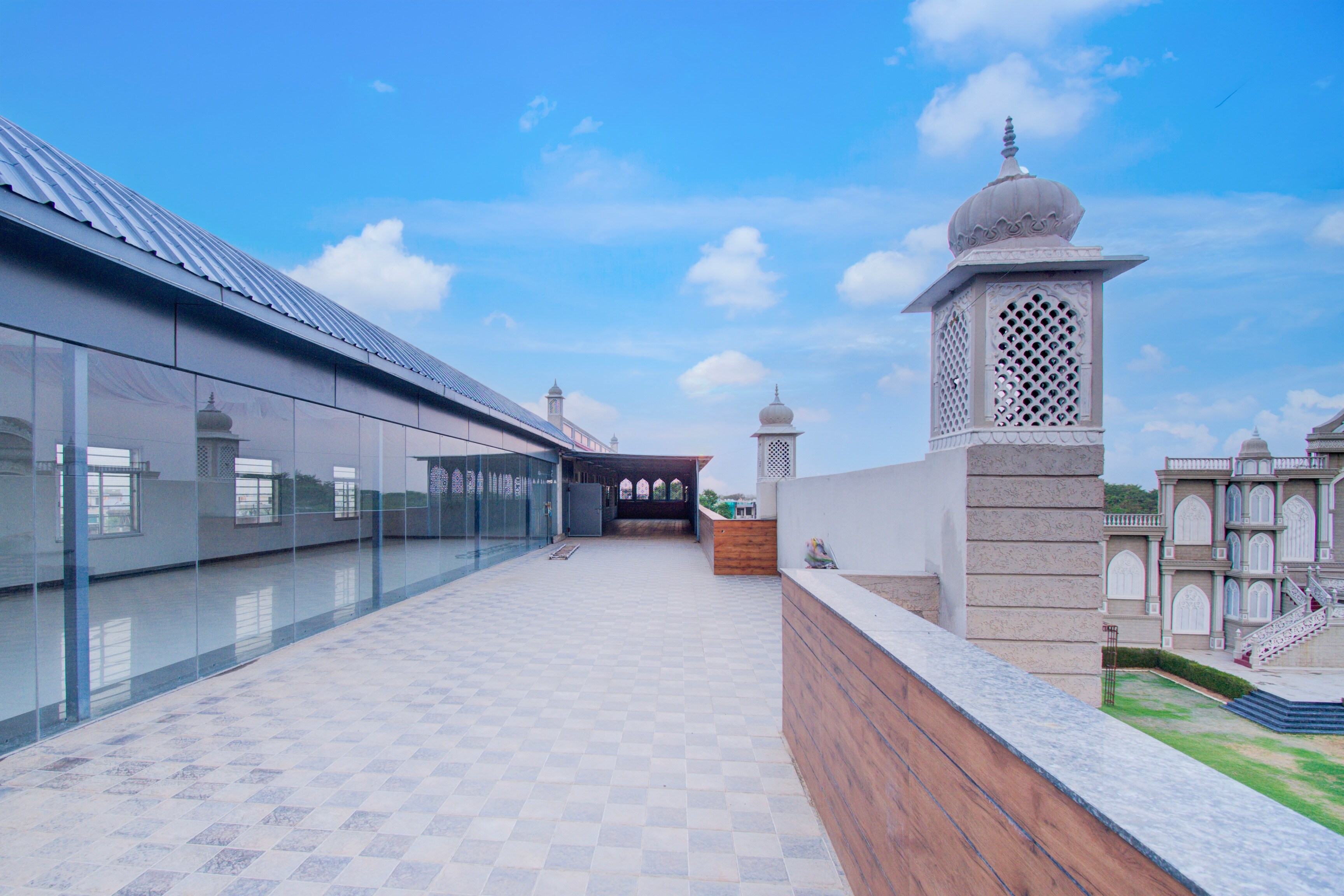 Hotel O Hatoj - Tap to explore photos