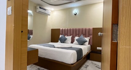 Hotel Plus Point Room Type - Deluxe Room