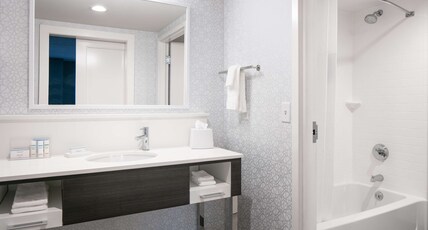 Hampton Inn Dubuque Room Type - 2 QUEEN NOSMOKING WITH TUB