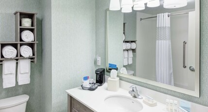 Hampton Inn & Suites by Hilton Carolina Beach Oceanfront Room Type - 2Q STD O F W HEAR ACC BAL