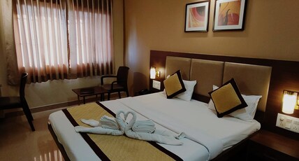 Hotel Orient Elite Room Type - Deluxe room ( QUEEN BED)