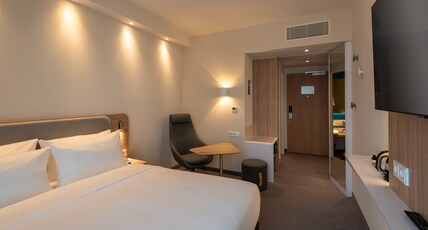Holiday Inn Express Munich North, an IHG Hotel Room Type - 1 Queen Standard Corner Room