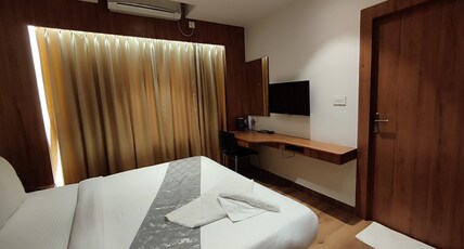 Hotel Mohan Palace Room Type - Deluxe Room AC