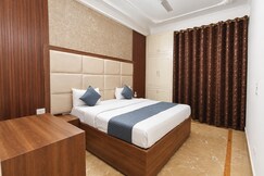 Instay M56 | 8/10 Entire 2BHK Apt with Theatre Screen