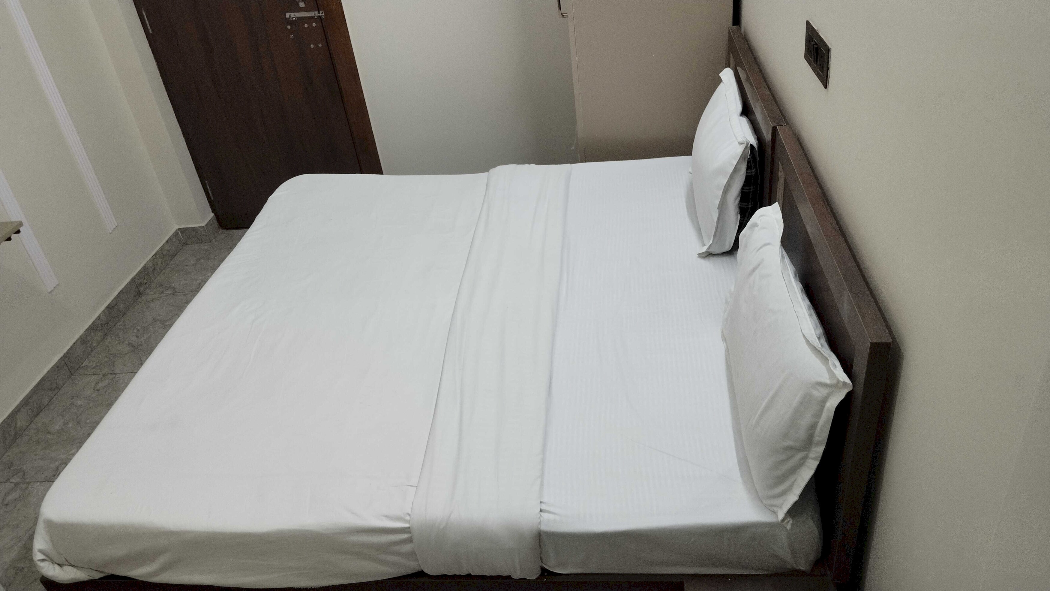 Hotel O Sector 27 Noida Formerly Hans Residency - Tap to explore photos