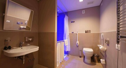 DoubleTree by Hilton Hotel Yerevan City Centre Room Type - KING ACCESSIBLE GUEST ROOM