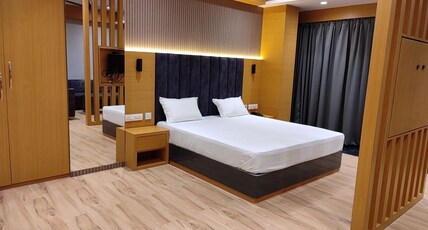 THE FOUR SEASONS HOTEL AND RESTAURANTS Room Type - SUITE ROOM