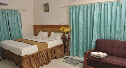 Vikramgarh Lakeview at Fatehsagar| Infinity Pool and Sitout  Room Type - Neelkamal Suite