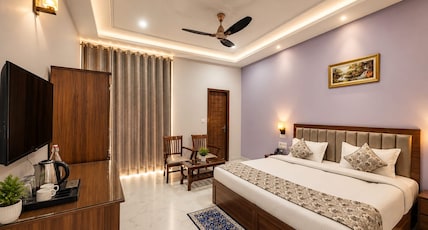 AASRA PARADISE HOTEL Room Type - Super Deluxe Room with Balcony | Mountain View AASRA PARADISE HOTEL Room Type - Super Deluxe Room with Balcony | Mountain View