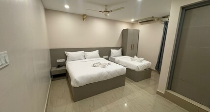 HOTEL ROYAL KING Near Express Avenue Mall, EA Chambers, Australian Consulate Room Type - Deluxe Triple