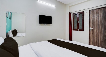 OYO Townhouse Anmol Residency Room Type - Classic