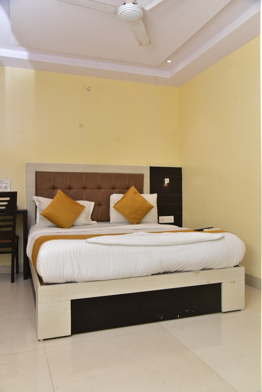 Hotel Embassy Suites - Tap to explore photos