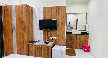 Bhigwan - Suyash Palace And Lodge Room Type - Deluxe King Room With Balcony