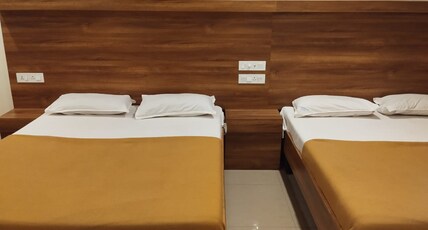 Hotel Alankar Room Type - Deluxe Quadruple Bedroom (AC)