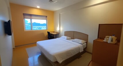 Ginger Agartala Room Type - Superior Queen Room