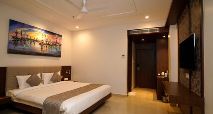 Hotel Swarna Room Type - Spacious Deluxe Room