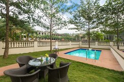 StayVista | Greenwoods Seven Villa w/ Pool & Lawn