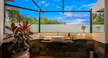 Table Land Retreat Room Type - Serene OpenSky Bath