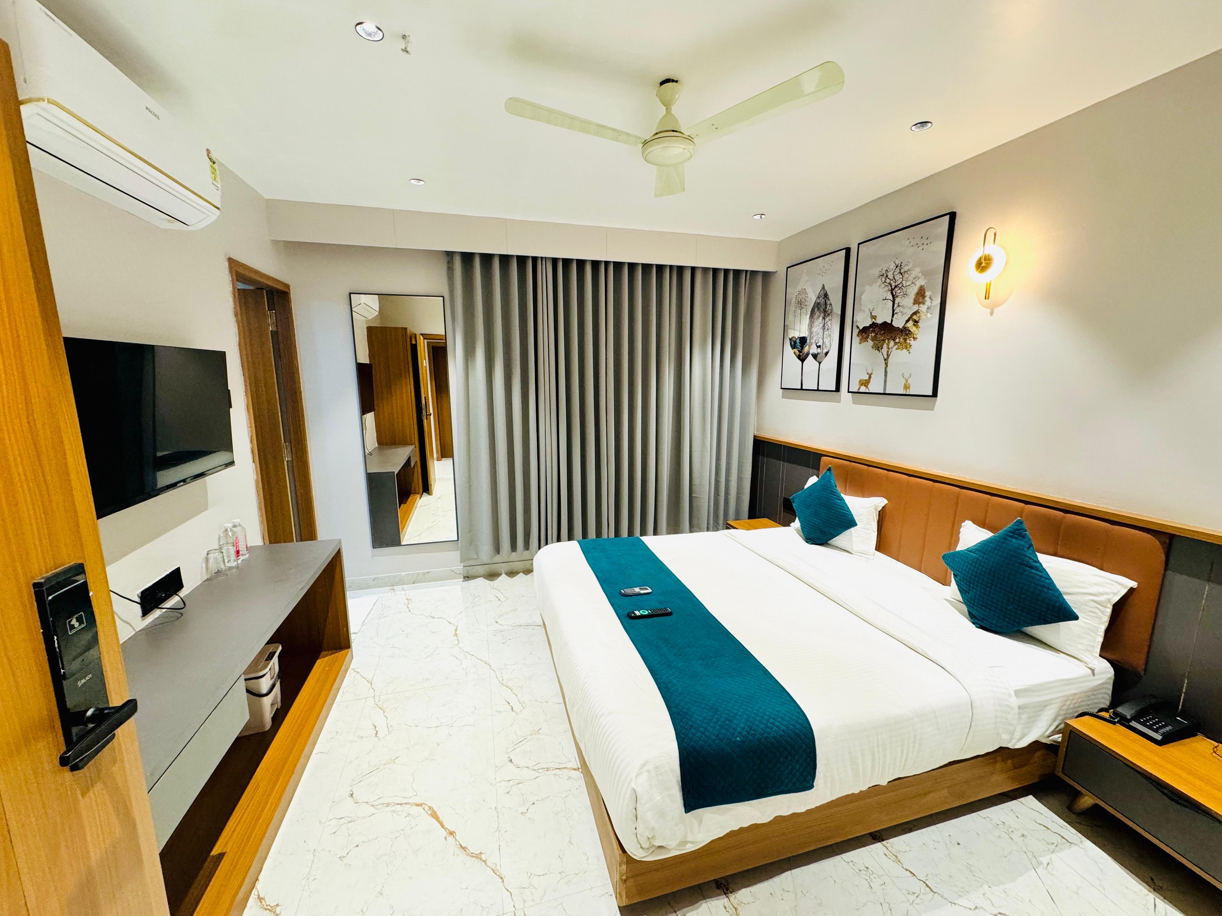 Hotel Vantara Inn - Tap to explore photos