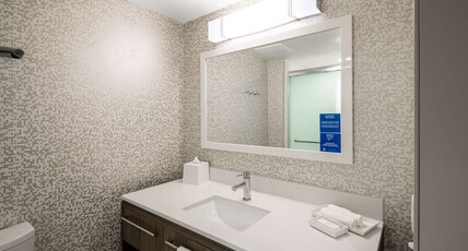 Home2 Suites by Hilton Phoenix Airport North, AZ Room Type - 1 KING STUDIO SUITE NOSMOK