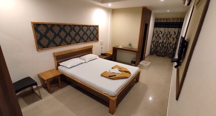 Hotel Jaltarang (111 kms from Kolhapur) Room Type - Super Deluxe A/C Room