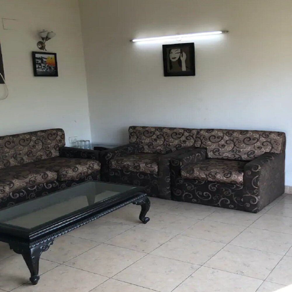 Rooftop Studio Flat - Tap to explore photos