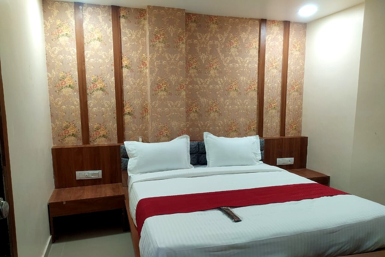 Hotel Red Rose - Tap to explore photos