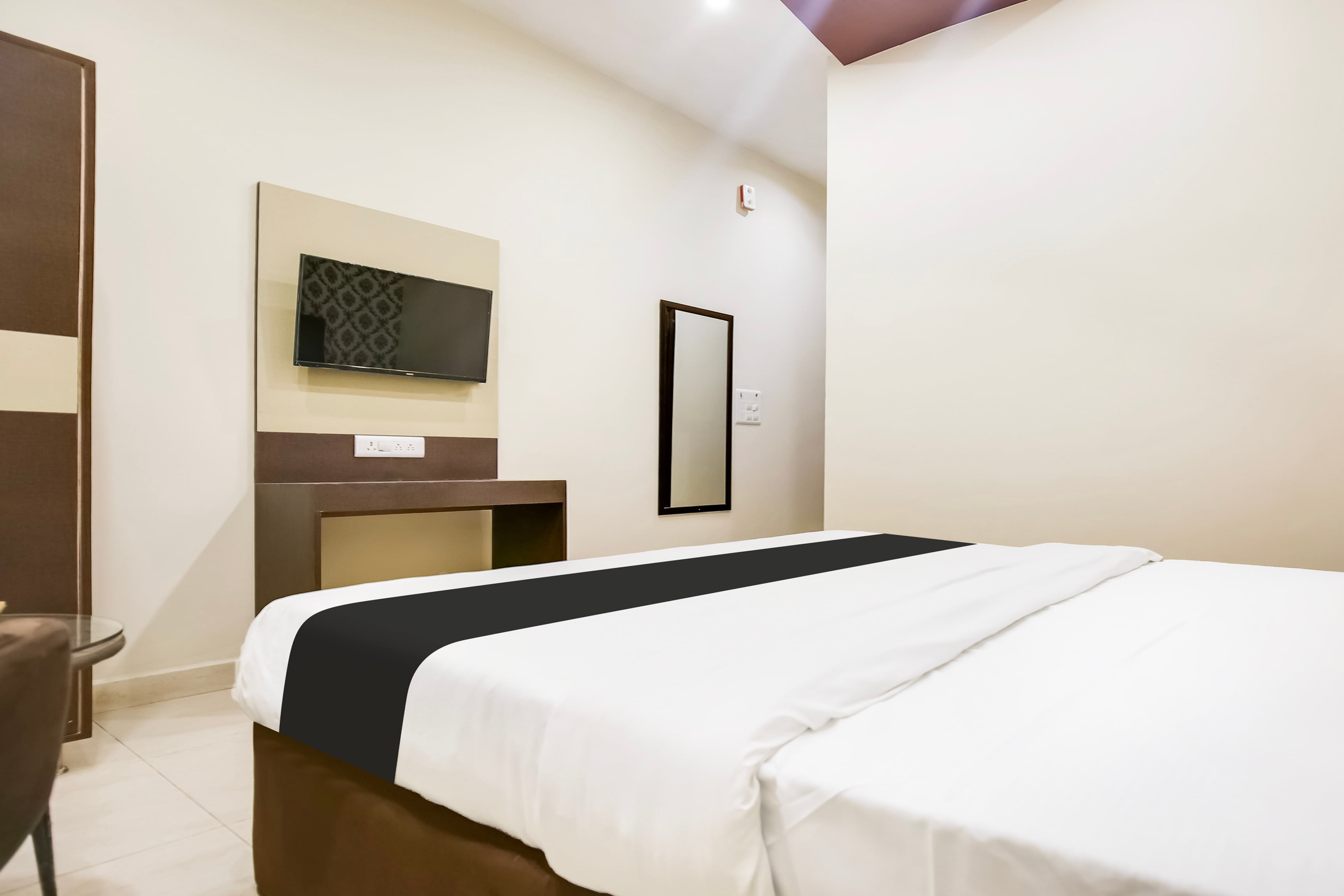 Hotel O Royal Regency - Tap to explore photos