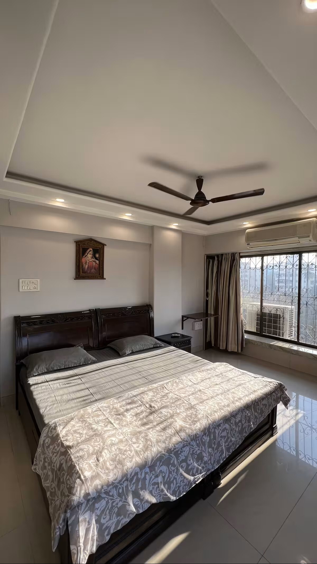 Spacious 2 BHK Khar Bandra West Near Union Park - Tap to explore photos