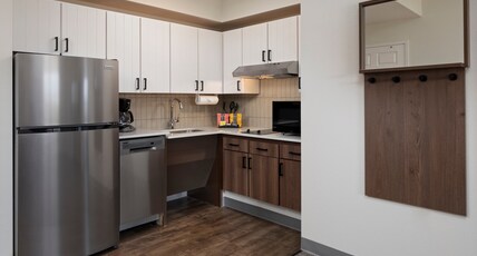 Staybridge Suites MINNEAPOLIS-BLOOMINGTON Room Type - 1 Queen Studio Ste Comm Mobil Access Tub