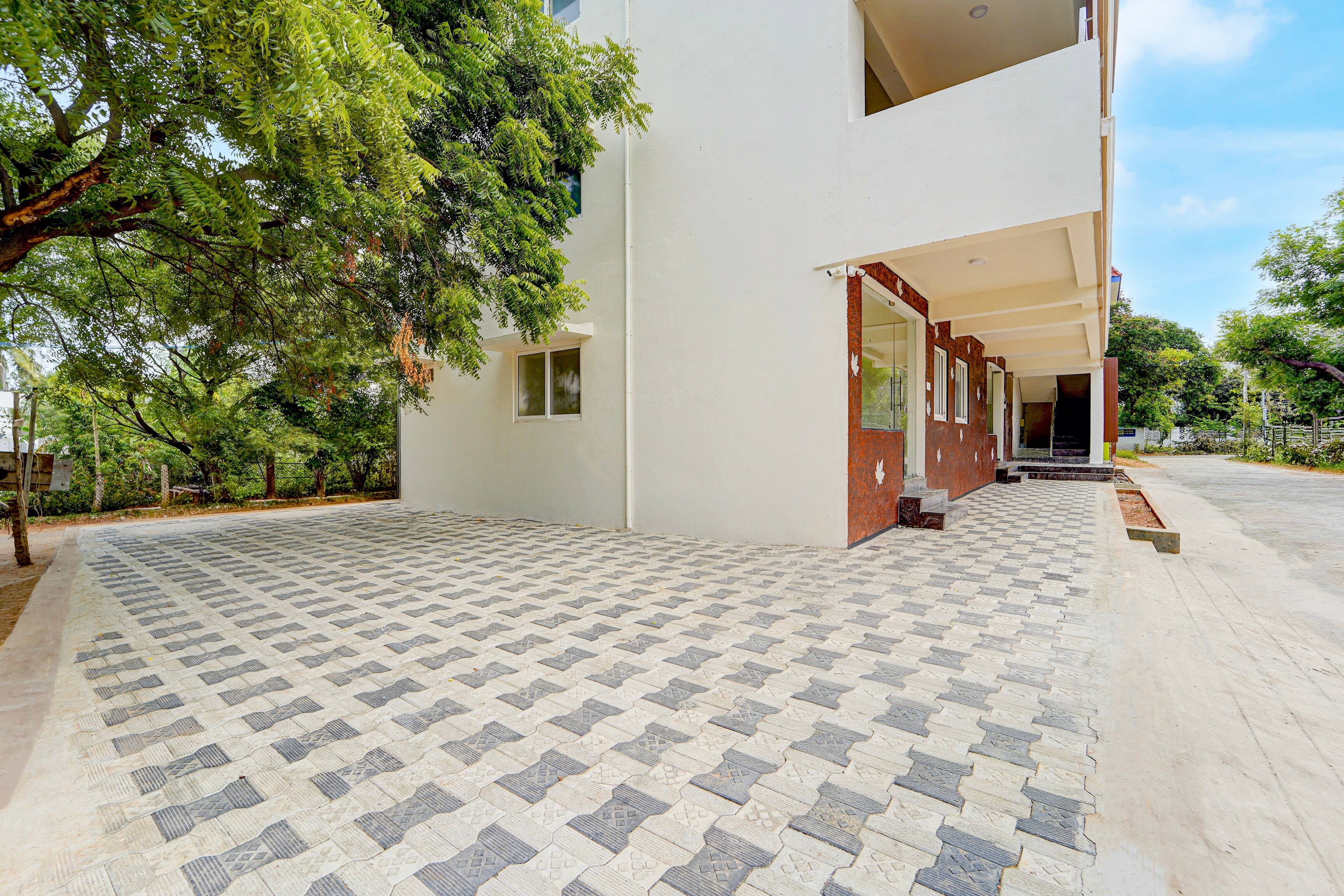 Townhouse MK University Bus Terminal Madurai Formerly Aca Elite - Tap to explore photos