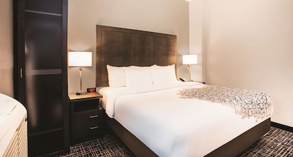 La Quinta Inn & Suites by Wyndham Baltimore Downtown Room Type - 1 King Bed, Non-Smoking