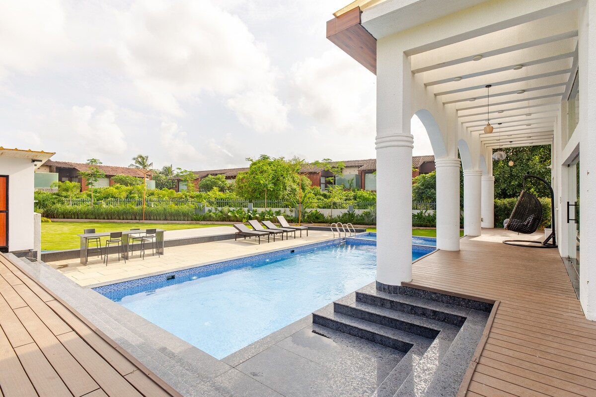 1BHK Candolim Beach Palm Trees View Fast WiFi C201 - Tap to explore photos