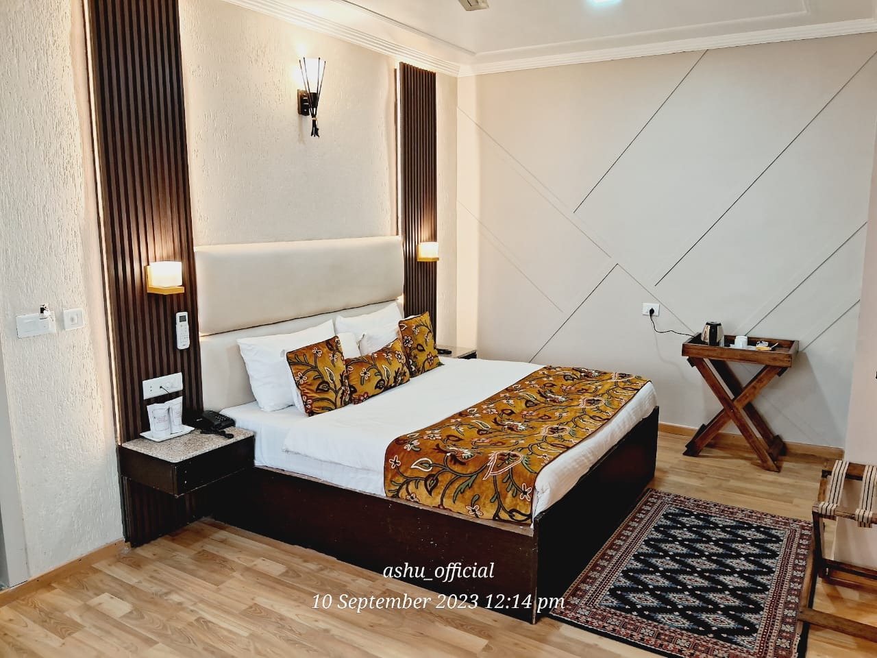 Hotel Lee Heritage (Central Heating & Air Conditioned) - Tap to explore photos